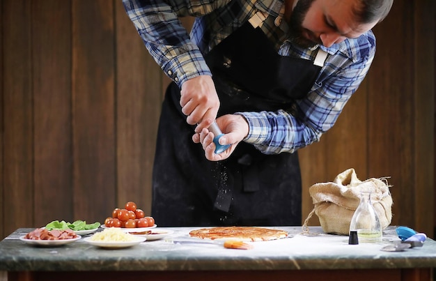 Kucharz przy rzemieślniczym stole