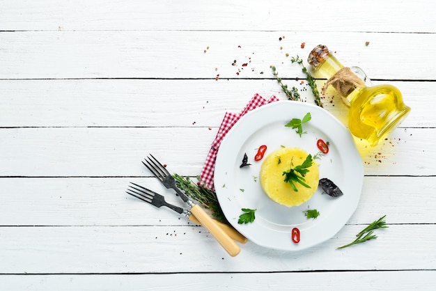 Stół z talerzami i potrawami